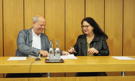 Gunter Geiger, Direktor Bonifatiushaus und Claudia Hümmler-Hille, Schulleiterin der Richard-Müller-Schule in Fulda bei der Unterzeichnung des Vertrages im Rahmen des Akademieabends am 03.09.2020