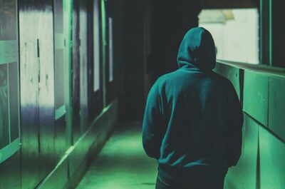 „Dialog statt Distanz“. Umgang mit menschen- und demokratiefeindlichen Entwicklungen bei Jugendlichen