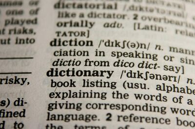 Antisemitische Symbole und Sprache erkennen